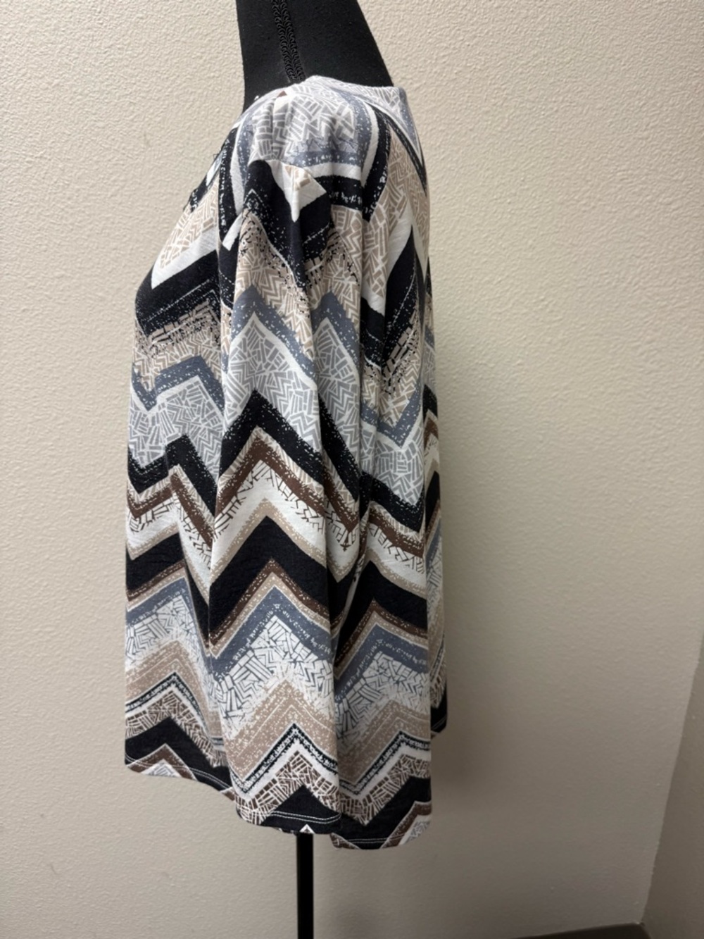 Alfred Dunner Chevron Print Top L Studded Neck 3/4 Sleeve Stretch Blouse - Picture 4 of 9